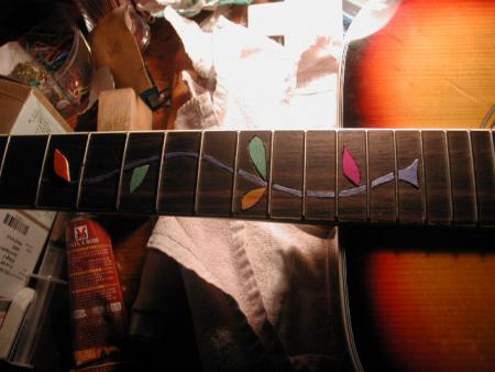 Voici une nouvelle guitare en cours de relooking