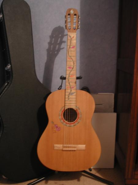 Voici la guitare classique que j'ai relook�e pour mon amie